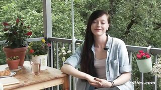 Ersties - Lisa M aus Hamburg masturbiert sinnlich im Schlafzimmer