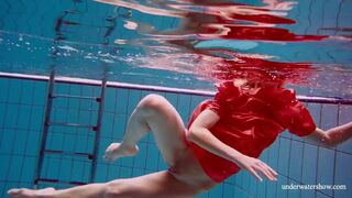 Avenna shows her sexy nude naked hot body underwater