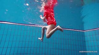 Avenna shows her sexy nude naked hot body underwater