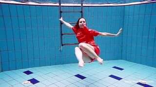 Avenna shows her sexy nude naked hot body underwater