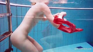 Avenna shows her sexy nude naked hot body underwater
