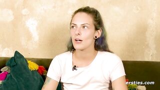 Ersties - Josi genießt es, vor der Kamera mit Dildo und Vibrator zu masturbieren