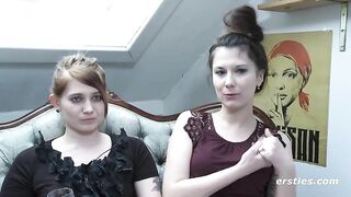 Ersties - Lesbische Fußspiele mit Ina und Maria M