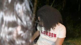 Mi cita de TINDER resulta ser una jovencita curiosa y nos damos un beso con lengua en el parque