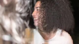 Mi cita de TINDER resulta ser una jovencita curiosa y nos damos un beso con lengua en el parque