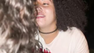 Mi cita de TINDER resulta ser una jovencita curiosa y nos damos un beso con lengua en el parque