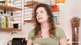 Ersties - Fabienne masturbiert über einem großen Spiegel