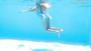 Very horny milf babe Lisi Kitty ready to fuck you in the pool