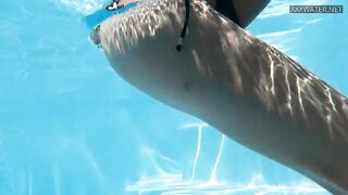 Poolside chick Bonnie shows her smoking hot body