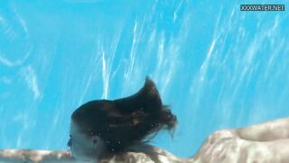 Poolside chick Bonnie shows her smoking hot body