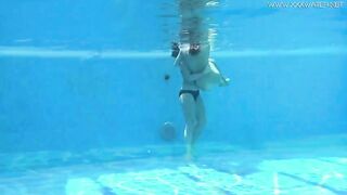 Pretty hot hotties Cruz and Jessica swim naked together