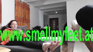feet smelling after coming home